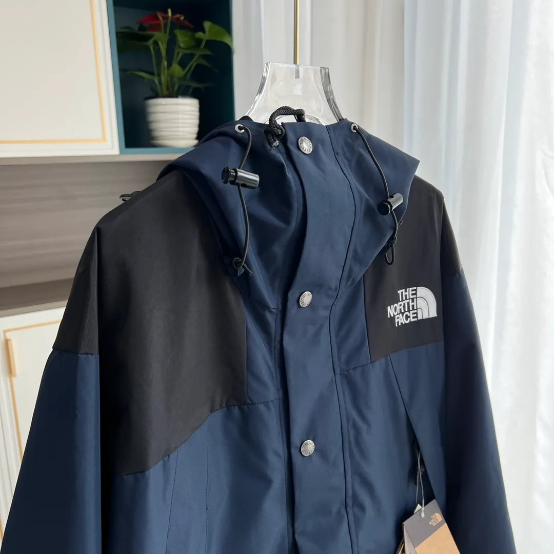 Style number: C 01 P240 Top original Navy Blue color 𝐓𝐡𝐞 𝐍𝐨𝐫𝐭𝐡 𝐅𝐚𝐜𝐞 ｜𝟭𝟵𝟵𝟬 𝐆𝐨𝐫𝐞-𝐓𝐞𝐱｜TNF North Face Classic Jacket 1. Waterproof to the international ISO standard 90 (ISO 4) level to achieve the rolling effect of water droplets on a lotus leaf! 2. Fabric: 2L double-layer Gore-tex fabric is used. The surface layer of the fabric is made of ultra-high-strength waterproofing and the inner layer is covered with film, so it achieves a three-layer waterproof effect, making the garment waterproof and anti-fouling and breathable for excellent outdoor effects. 3. Embroidery: Imported Barudan/Behringer embroidery machine restores ZP. BEHRINGER's 10,000-needle embroidery is neat and three-dimensional, with full three-dimensionality and the charm of each letter. Each stroke has a strong three-dimensional effect. 4. Accessories: Original YKK zipper for the whole garment, which can withstand 100,000 pulls and wear, and original Velcro. The four-button buttons are customized from the original Japanese SELEX. 5 buttons are all in the same direction. The washed QR code is consistent with zp and can be scanned! 6. The entire garment adopts heat-sealing and gluing technology, and all seams are bonded with high-temperature gluing. Size xs s m L x L xx L